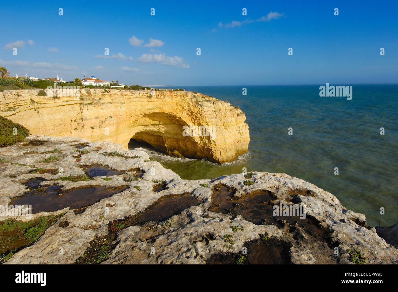 Scogliere a Praia Do Carvalho, Carvalho Beach, Carvoeiro, lagoa, algarve, portogallo, Europa Foto Stock