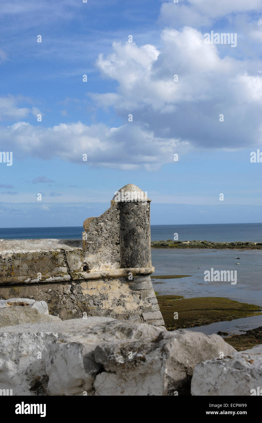 Fortezza al piccolo villaggio di pescatori di Cacela Velha, Algarve, Portogallo, Europa Foto Stock