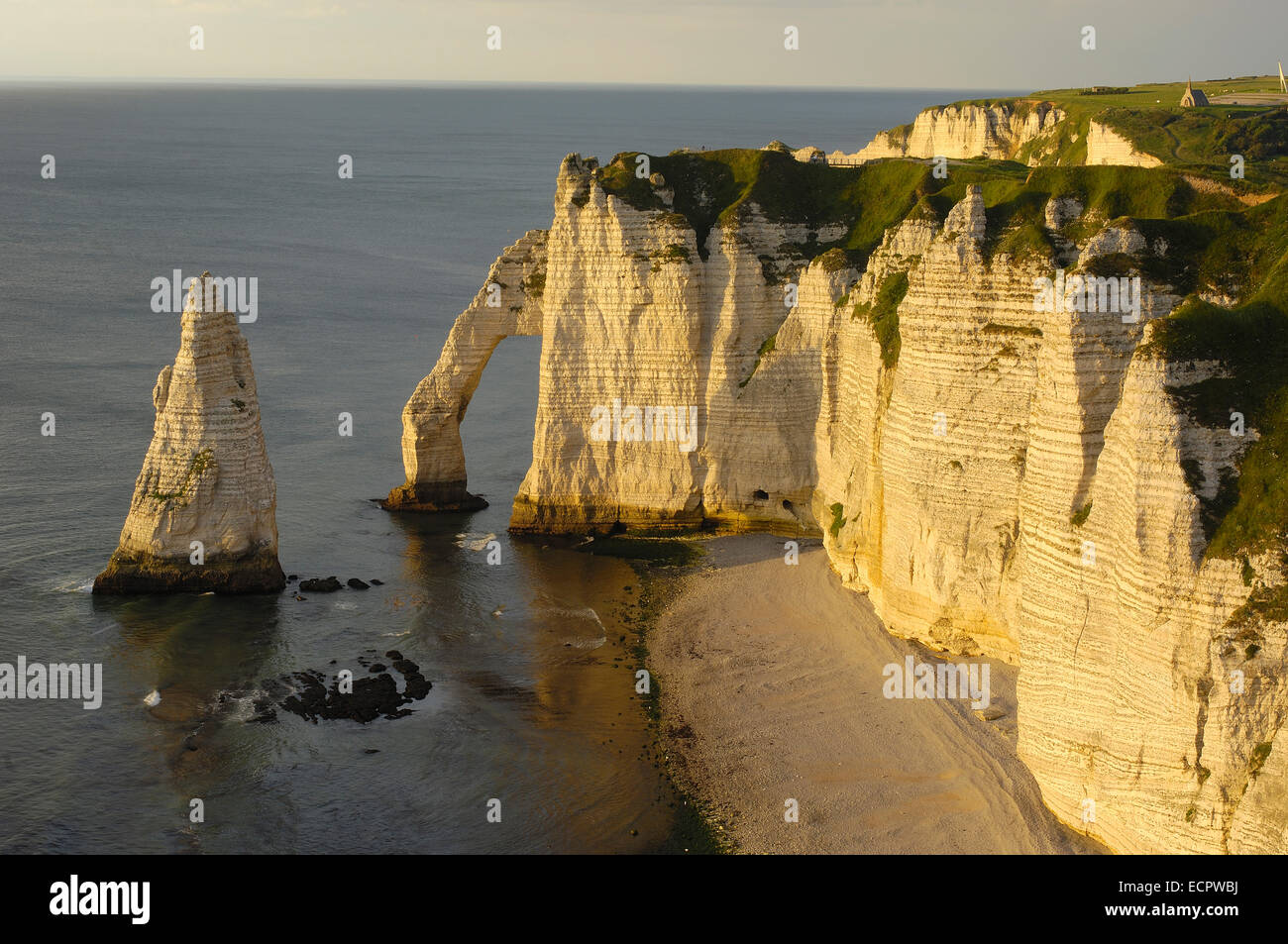 Falaise d'Aval al tramonto, Sea Cliff, Étretat, Costa d'alabastro, Haute-Normandie, Normandia, Francia, Europa Foto Stock