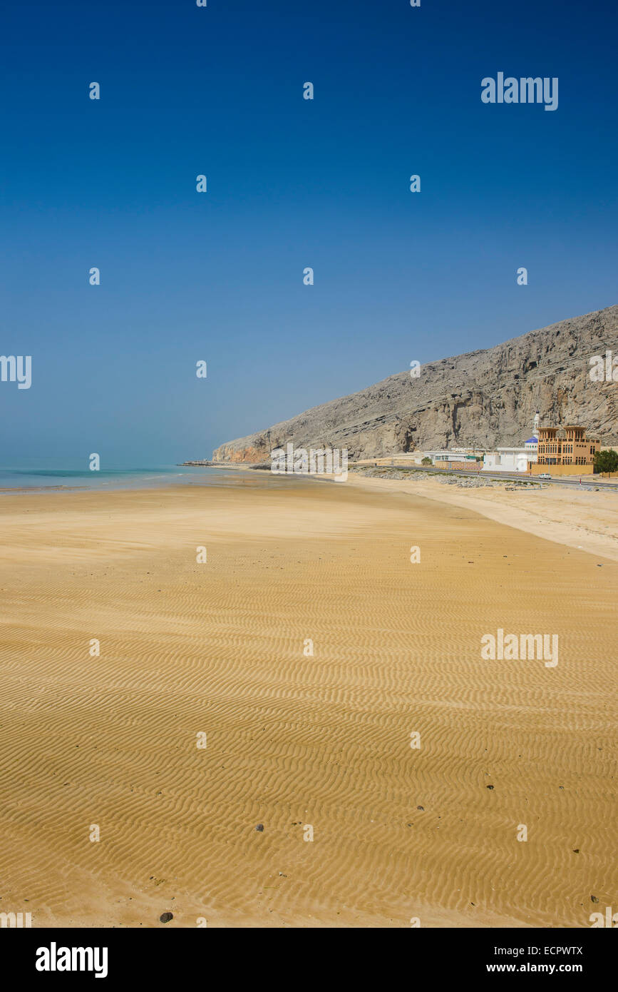 Una lunga spiaggia di sabbia lungo la Khasab strada costiera, Musandam, Oman Foto Stock