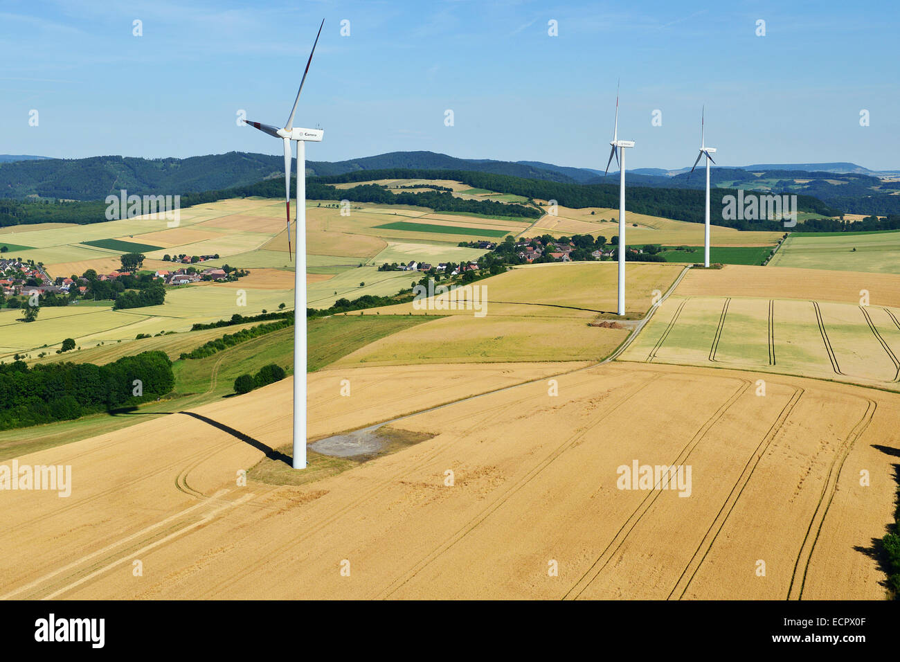 Tre turbine eoliche nel paesaggio ondulato delle colline del Weser, 22 Luglio 2013 Foto Stock