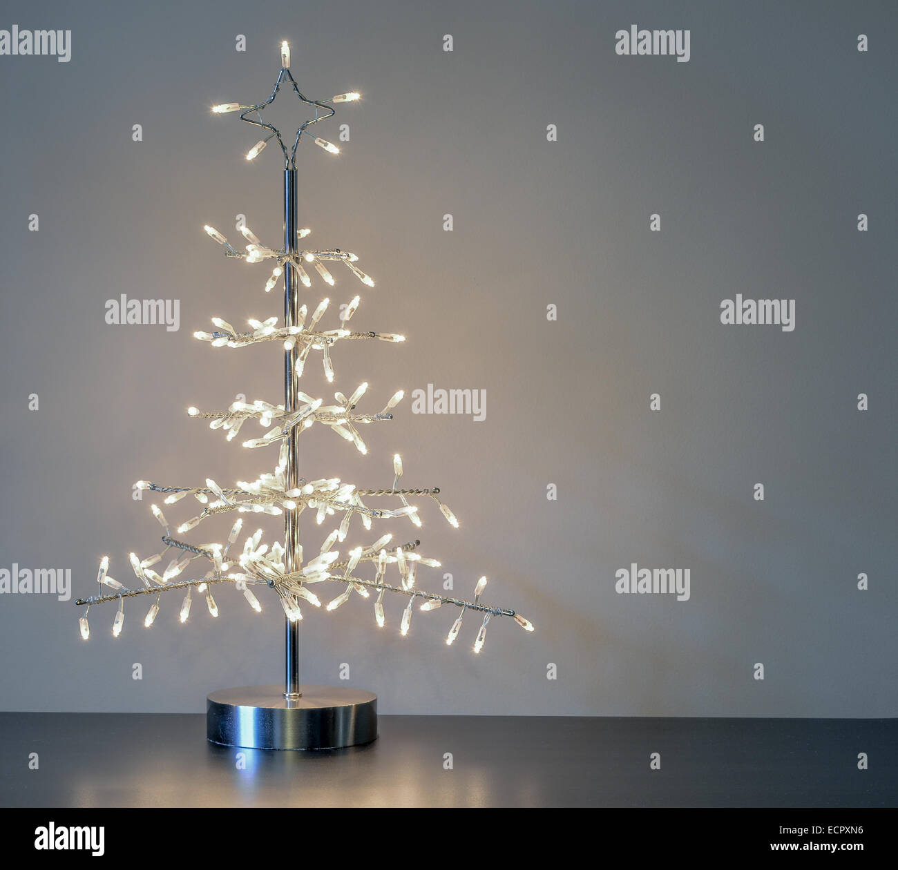 Albero Natale Stilizzato Con Luci Sfondo stilizzato dell'albero di natale immagini e fotografie stock ad