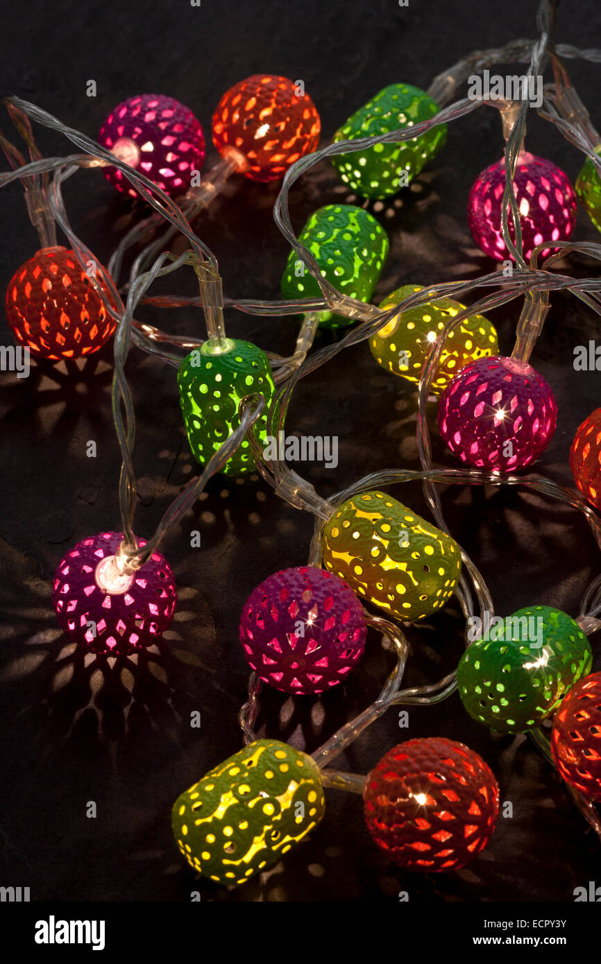 Le luci di Natale. Lanterne multicolore realizzato in India, con lampadine a LED all'interno. Foto Stock