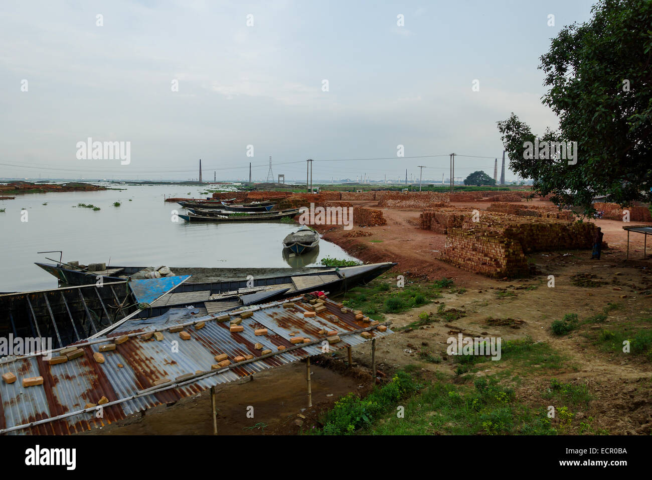 Fabbrica di mattoni vicino a un fiume in savar, Bangladesh Foto Stock