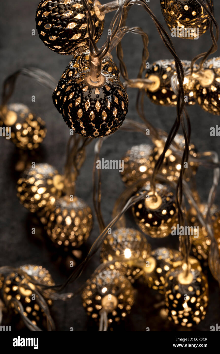 Le luci di Natale. Lanterne di argento realizzato in India, con lampadine a LED all'interno. Foto Stock