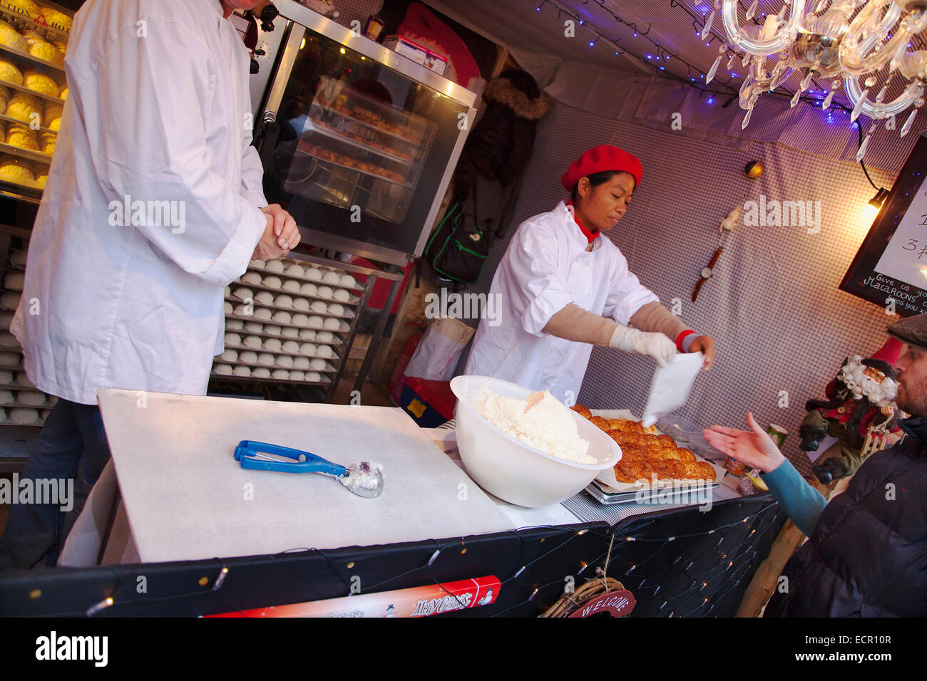 In Irlanda del Nord, Belfast, Natale internazionale mercato alimentare nel parco del municipio. Foto Stock