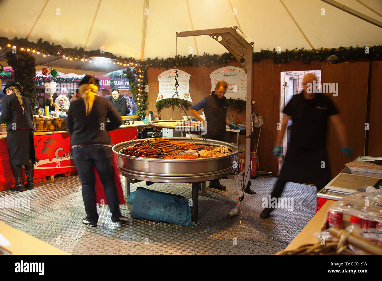 In Irlanda del Nord, Belfast, Natale internazionale mercato alimentare nel parco del municipio. Foto Stock