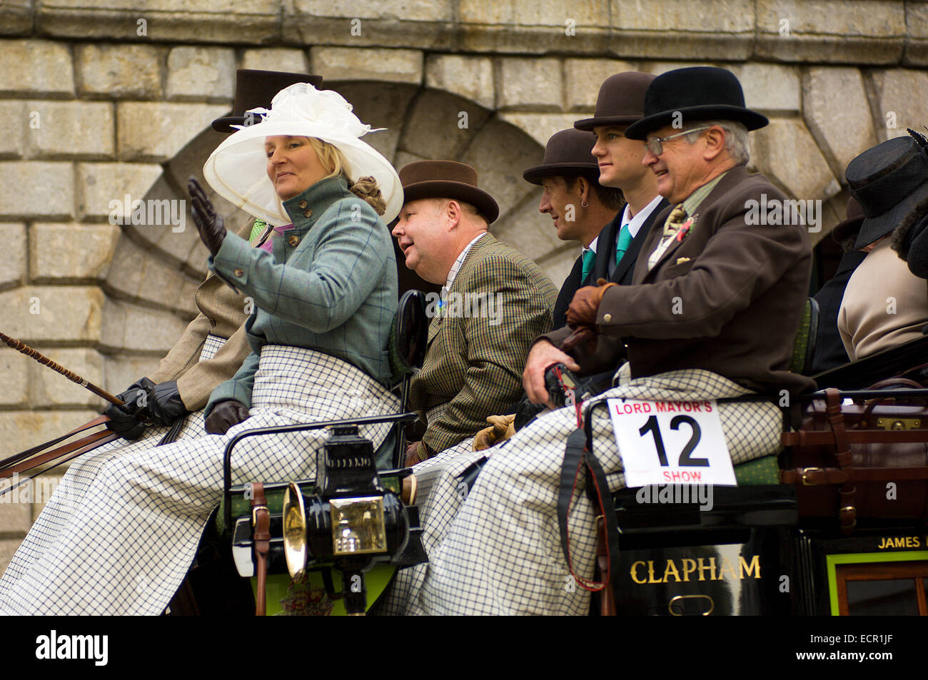 I membri della fraternità della città a cavallo di una vecchia a cavallo il Clapham omnibus nel signore sindaco di spettacolo. Foto Stock
