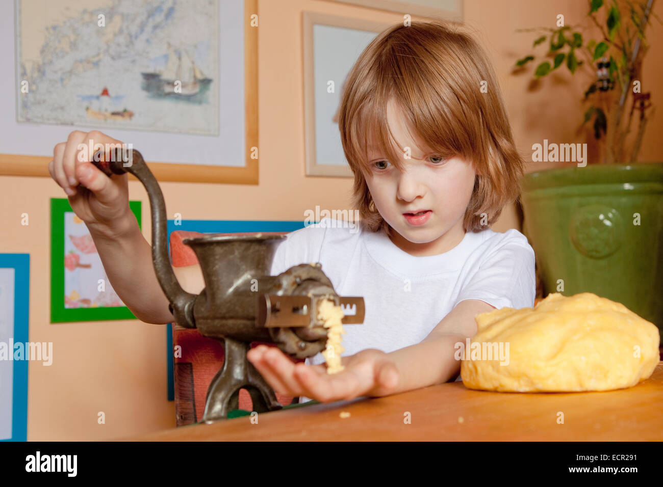 Ragazzo di pasta di macinazione in cucina Foto Stock