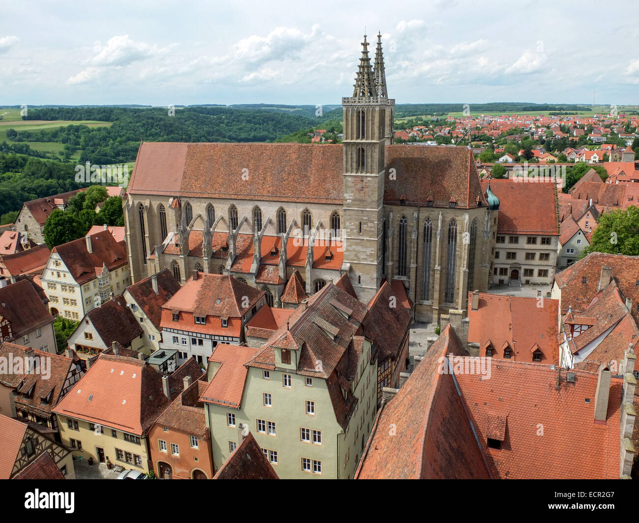 Germania: il lato nord di Rothenburg con San-Jakobs-Church come visto dalla torre del palazzo comunale. Foto da 15. Giugno 2013. Foto Stock