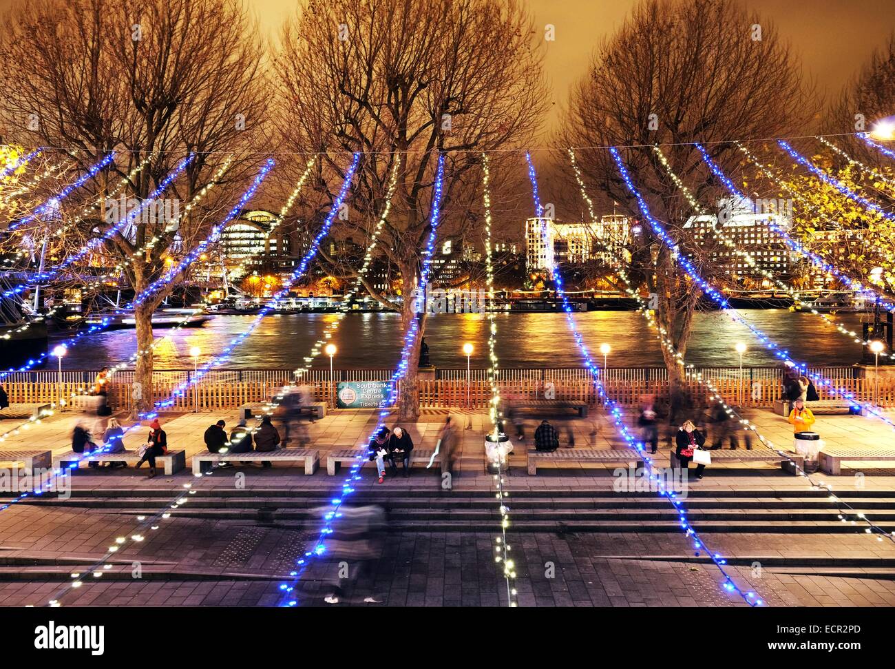 Le luci di Natale presso il centro di Southbank di fronte Royal Festival Hall - guardando attraverso il Tamigi verso Char Foto Stock
