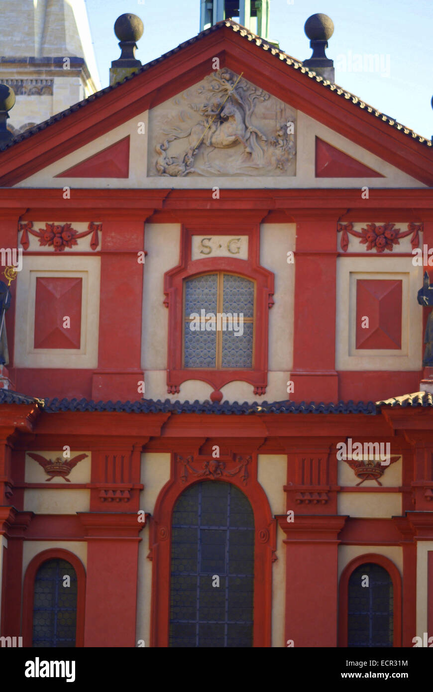 Praga eleganti edifici, tetti, statue, windows rendere per interessanti panorami e attrazioni che riflettono la sua storia affascinante Foto Stock