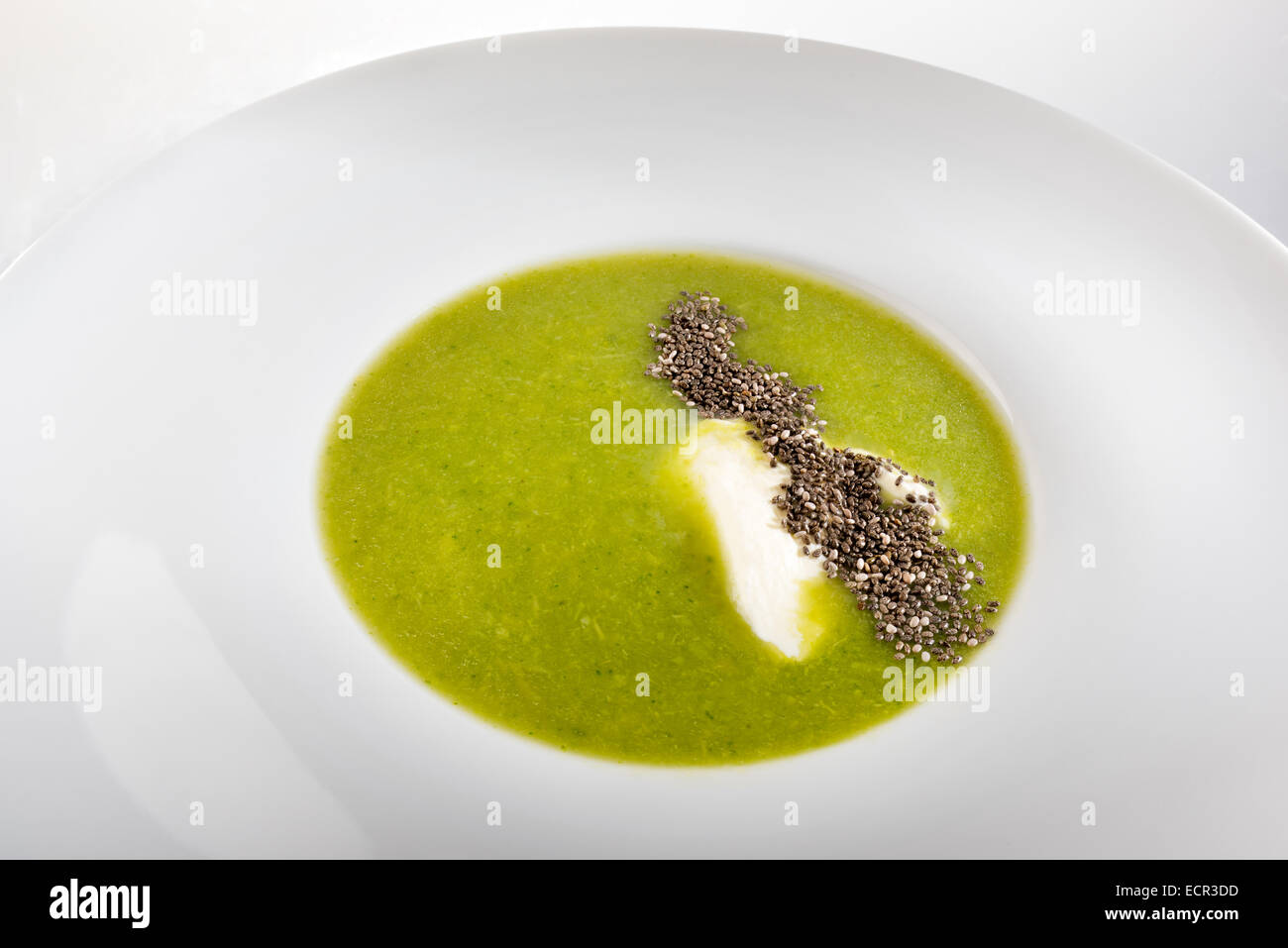 Zuppa di broccoli con semi di Chia e panna acida di mangiare cibo fresco piatto esclusivo pasto ristorante Cucina cucinare cibo alimentazione nuovo CO Foto Stock