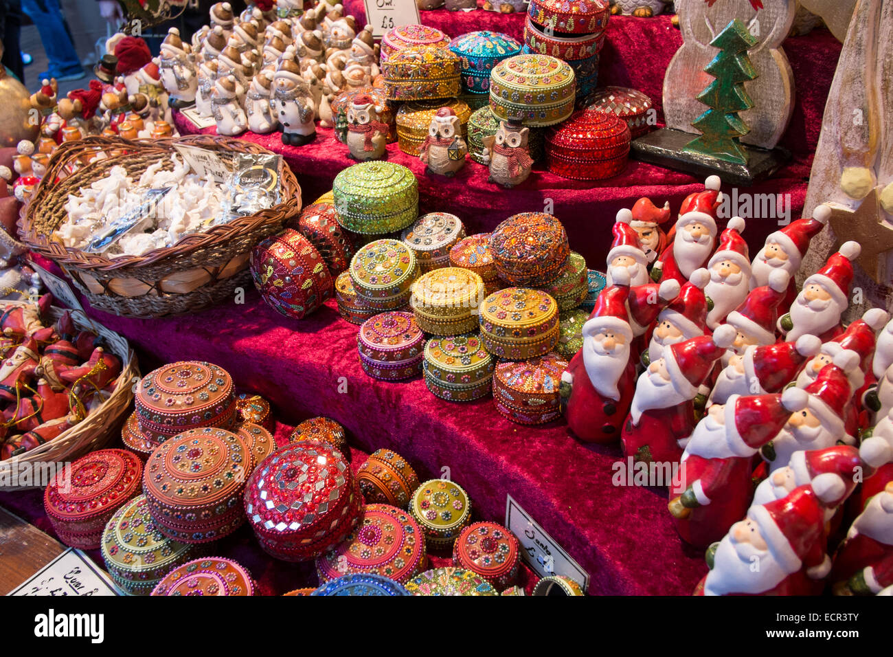 Birmingham Frankfurt Mercatino di Natale 2014 - regali stagionali in vendita su un mercato in stallo Birmingham Inghilterra Foto Stock