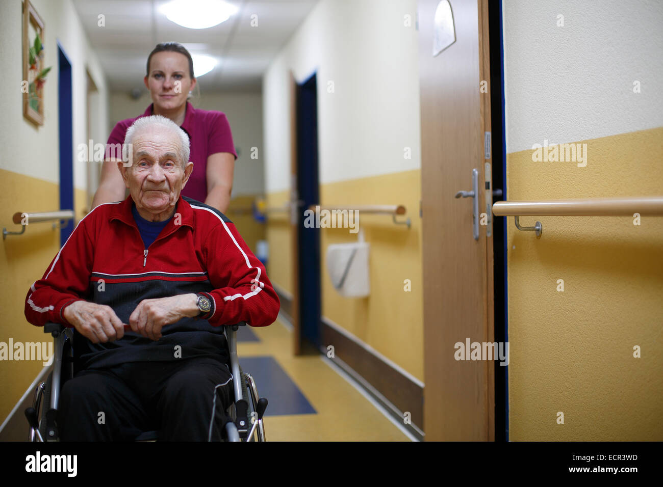 L'uomo 87, casa di riposo, ritratto, senior carrozzella, infermiere Foto Stock