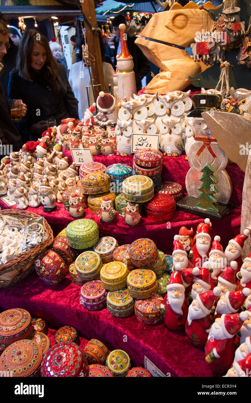 Birmingham Frankfurt Mercatino di Natale 2014 - regali stagionali in vendita su un mercato in stallo Foto Stock