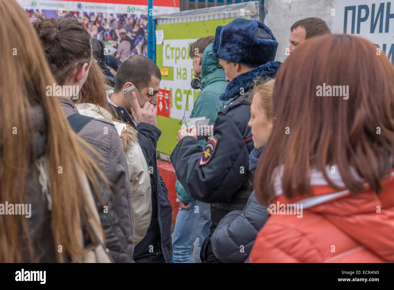 Mosca, Russia. Xviii Dicembre, 2014. Il controllo di polizia i popoli passaporti vicino al Presidente Putin della conferenza stampa di credito Posizione: Elkhan Mamedov/Alamy Live News Foto Stock