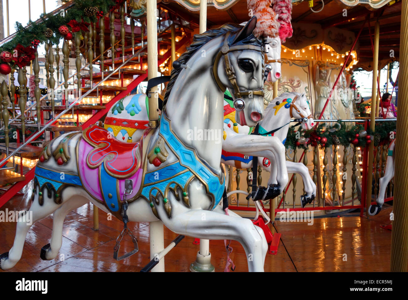 Cavalli sulla merry-go-round a Edimburgo Mercatini di Natale Foto Stock
