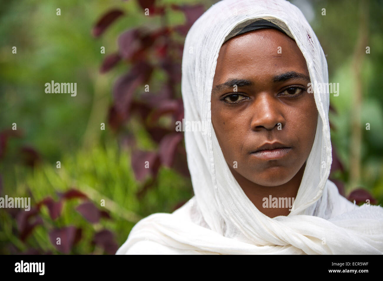 Un Ortodossa Etiope tradizionale donna vestita di bianco in Mizan Teferi, Etiopia 18 maggio 2014. Etiopia Southwestern. Foto Stock