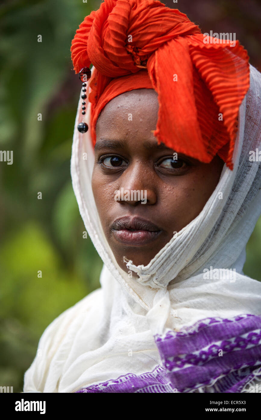 Un Ortodossa Etiope tradizionale donna vestita di bianco in Mizan Teferi, Etiopia 18 maggio 2014. Etiopia Southwestern. Foto Stock