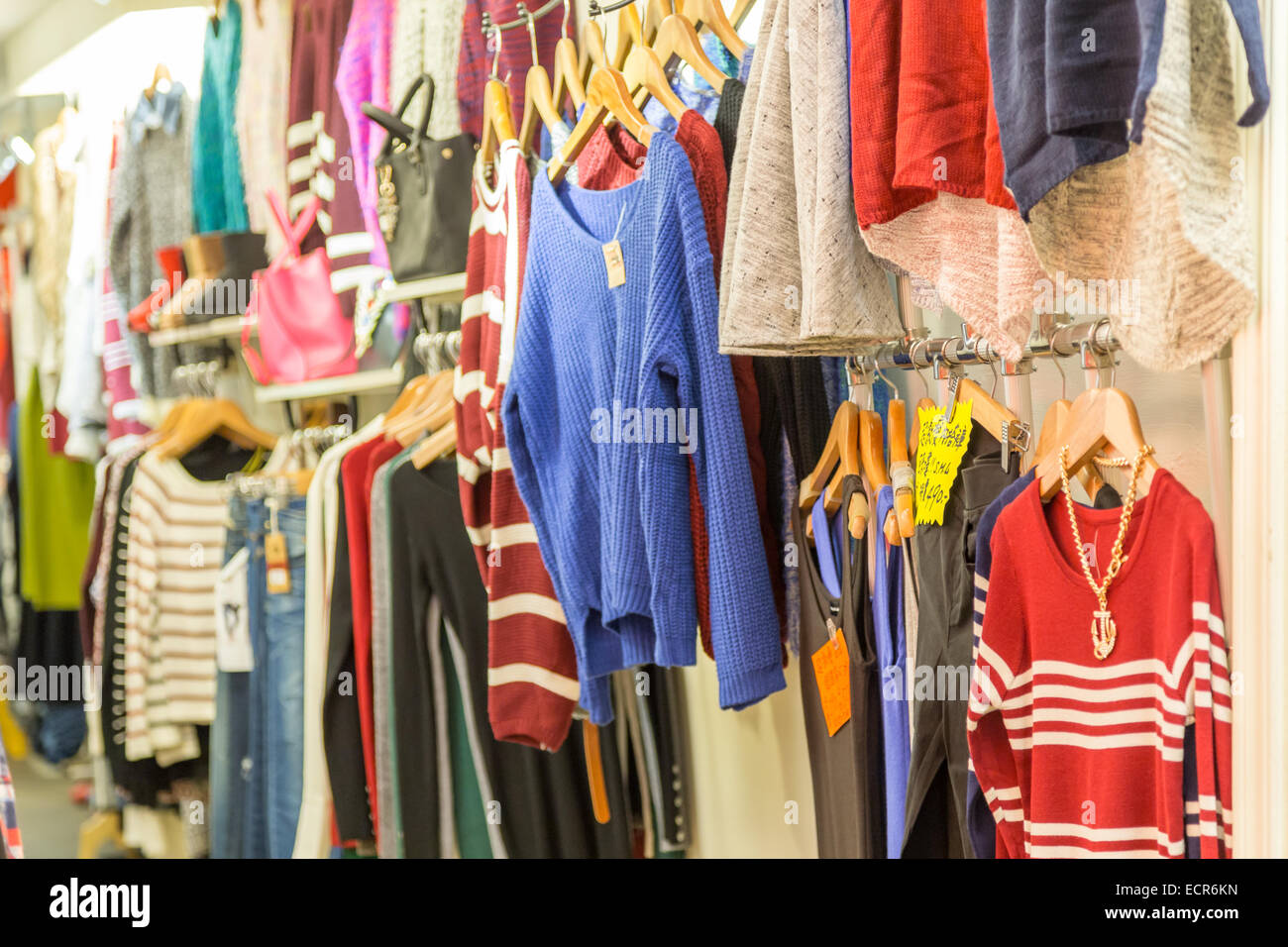 Abbigliamento su appendiabiti in un negozio in un mercato notturno in Taiwan Foto Stock