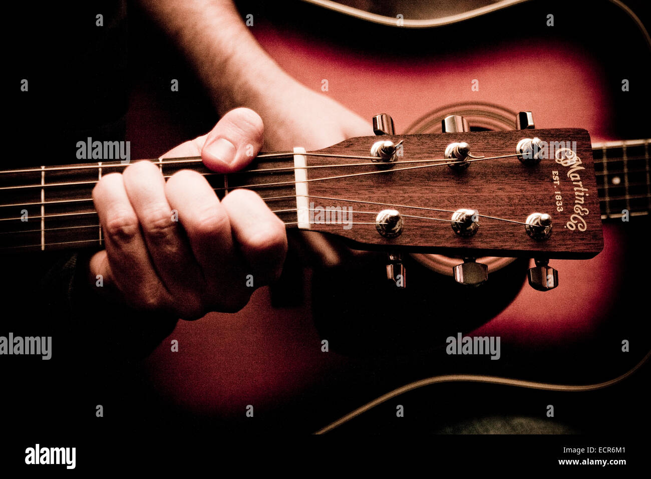 Due chitarra acustica per i giocatori che giocano la loro chitarre Foto Stock