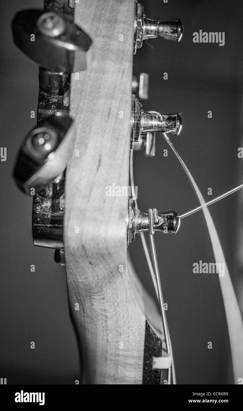 Collo di chitarra/ testa con piroli mentre la sintonizzazione e la stringa con motion blur. Foto Stock