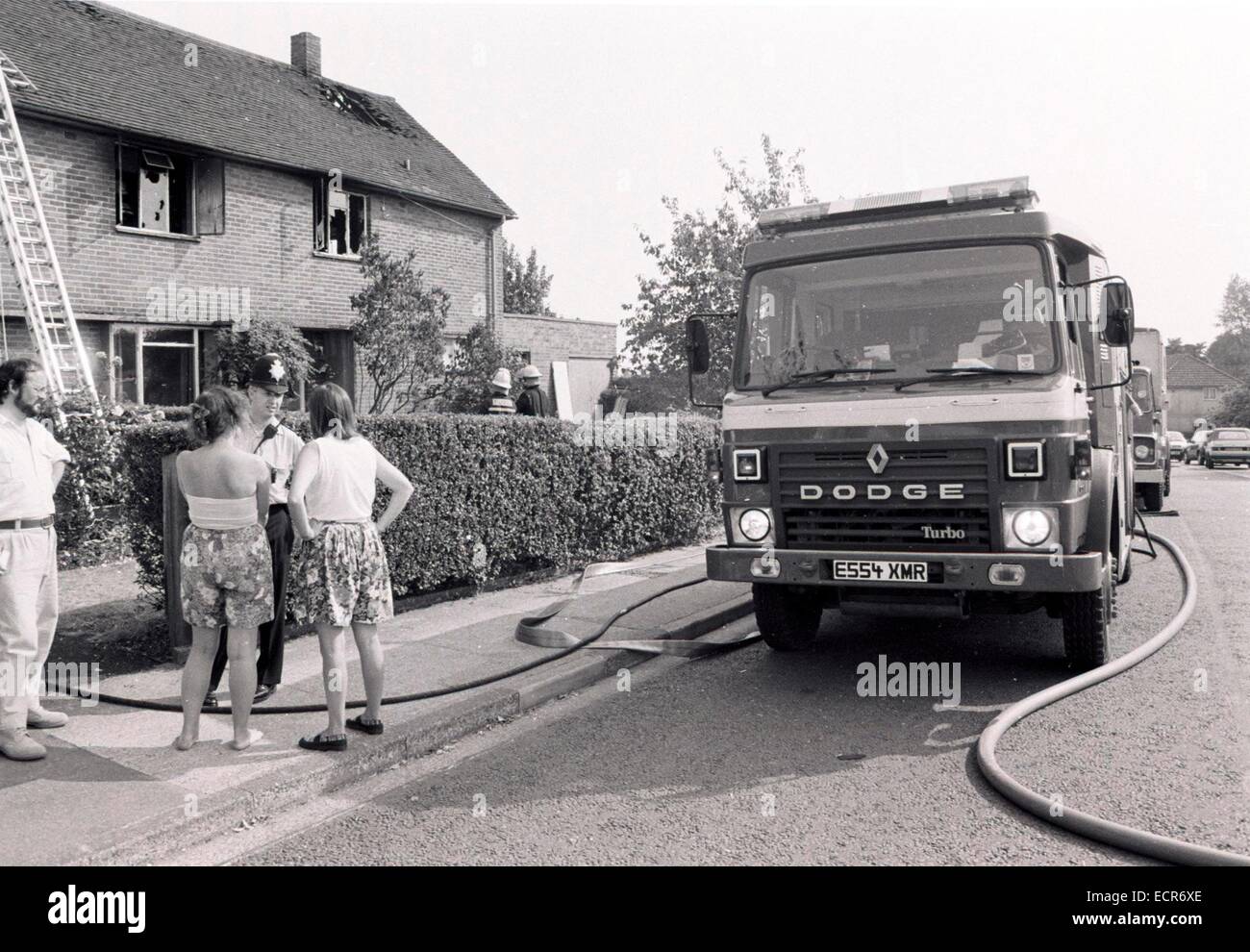 Wiltshire Vigili del fuoco e polizia assistere ad una casa di fuoco in Salisbury nel 1988. Nessuno è stato ferito. Foto Stock