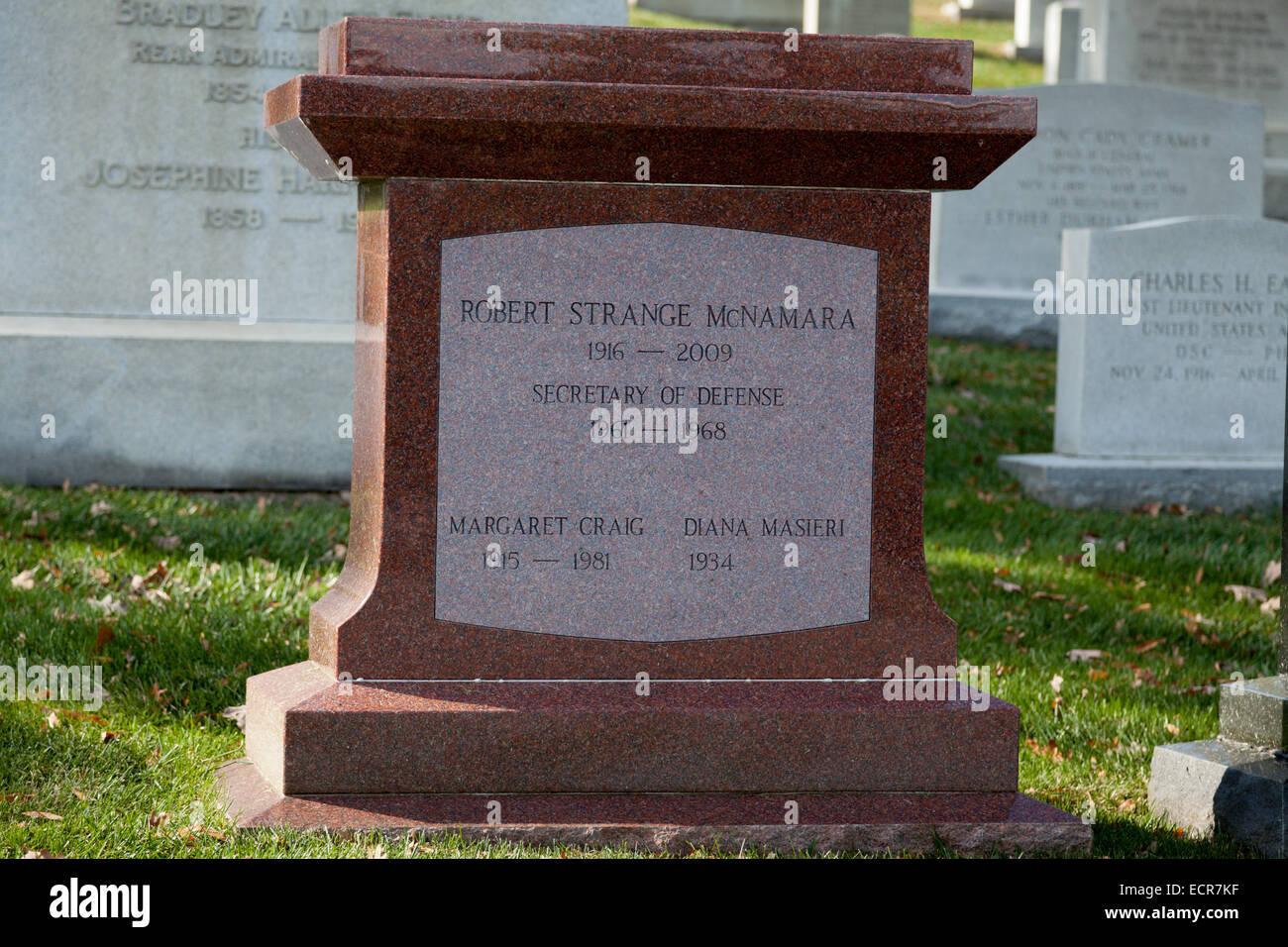 Tomba di Robert McNamara, Scretary della difesa 1961-1968, il Cimitero Nazionale di Arlington, Virginia Foto Stock