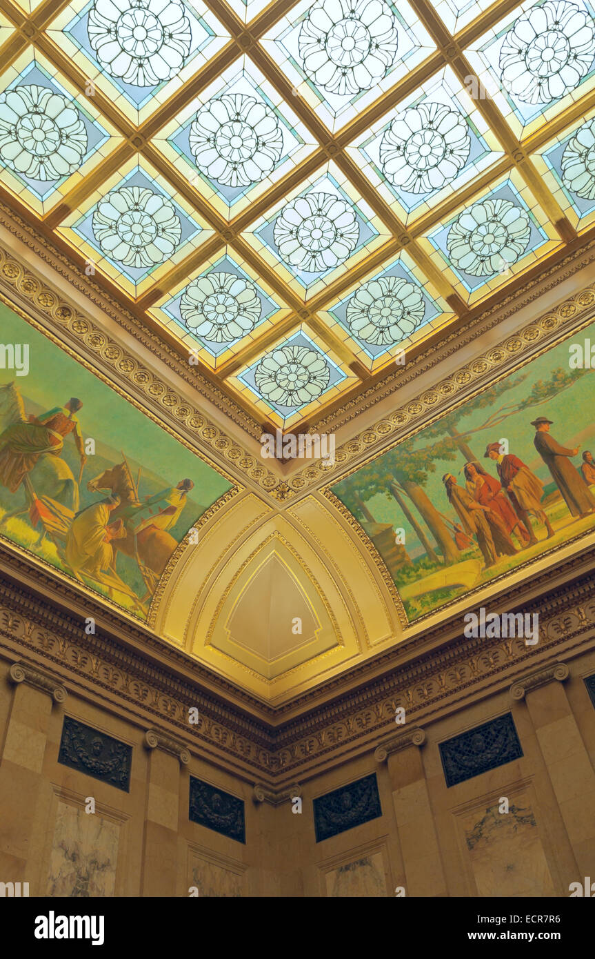 Madison, Wisconsin/USA - Ottobre 18, 2014: dettagli architettonici di macchia dal soffitto in vetro e la parete a nord di audizione camera al Wisconsin State Capitol. Foto Stock