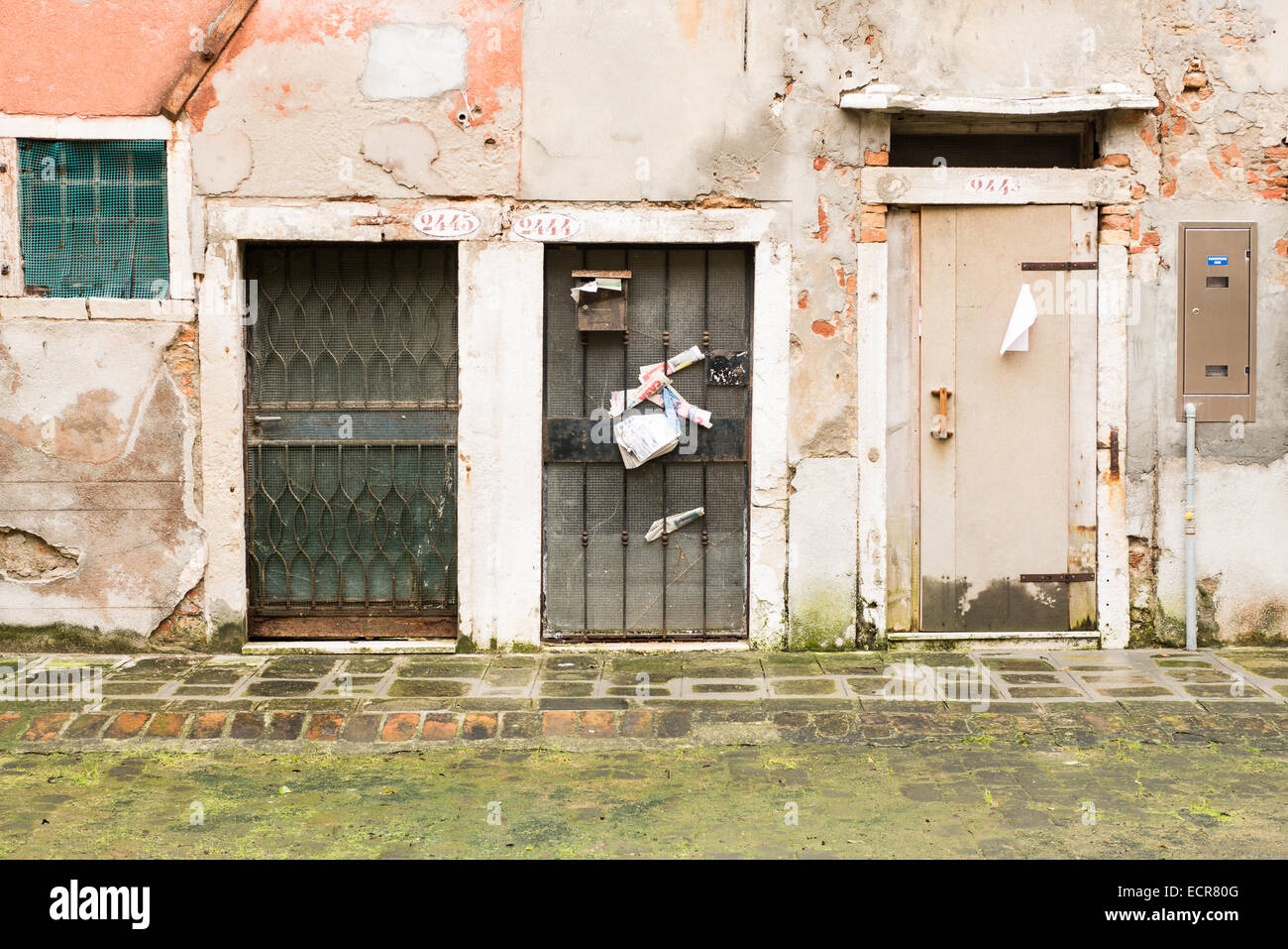 Decadendo le porte e le pareti di un edificio abbandonato a Venezia, Italia. Foto Stock