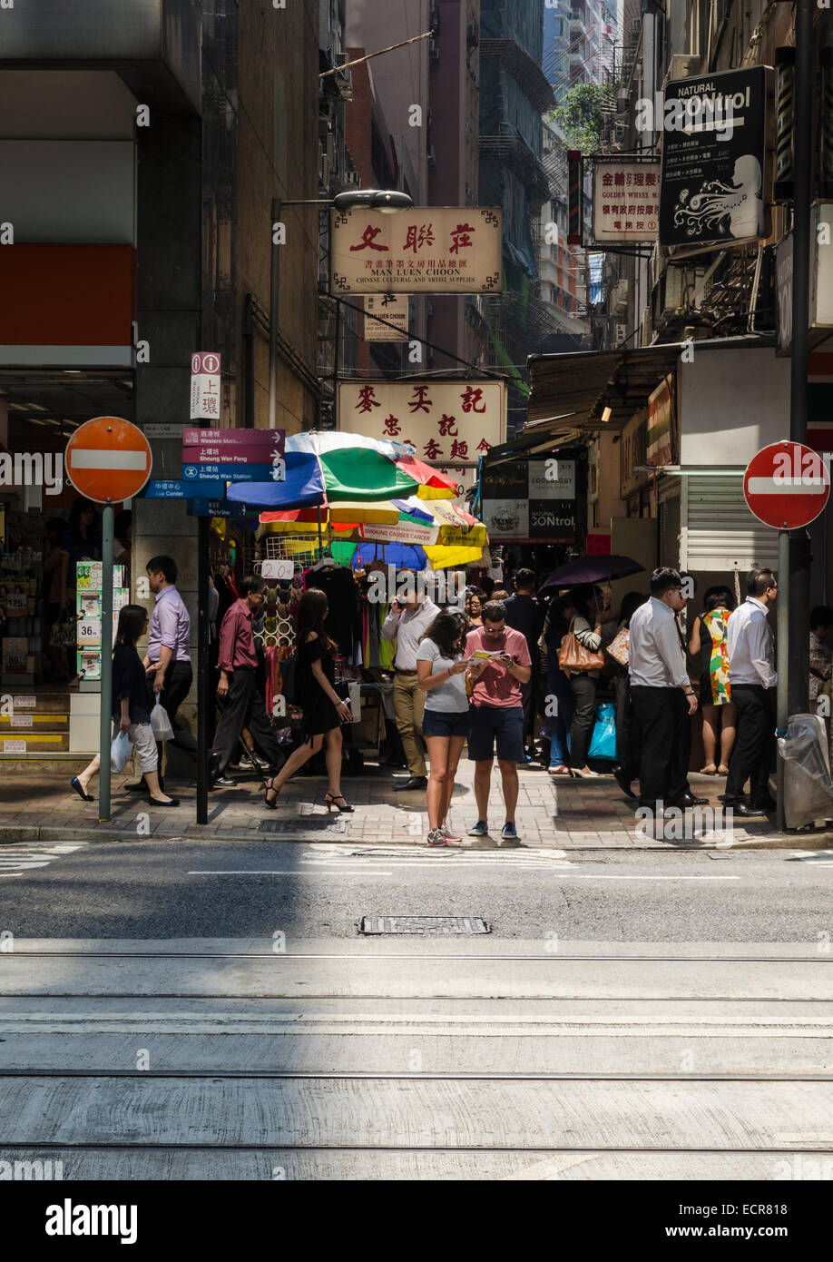 Cercando il vicolo stretto di Ala Kut St, Des Voeux Road Central, Hong Kong, Cina Foto Stock