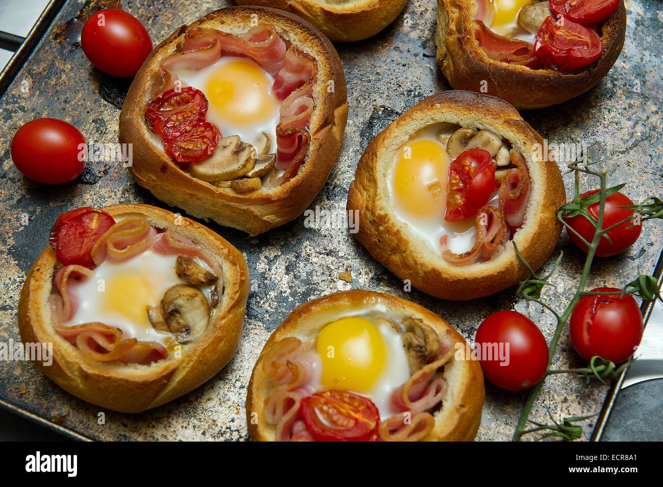La colazione baps/panini con uova, bacon, funghi e pomodoro Foto Stock