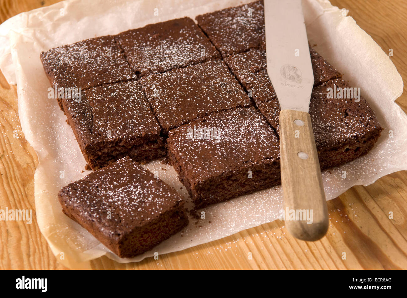 Facendo e servendo brownie al cioccolato Foto Stock