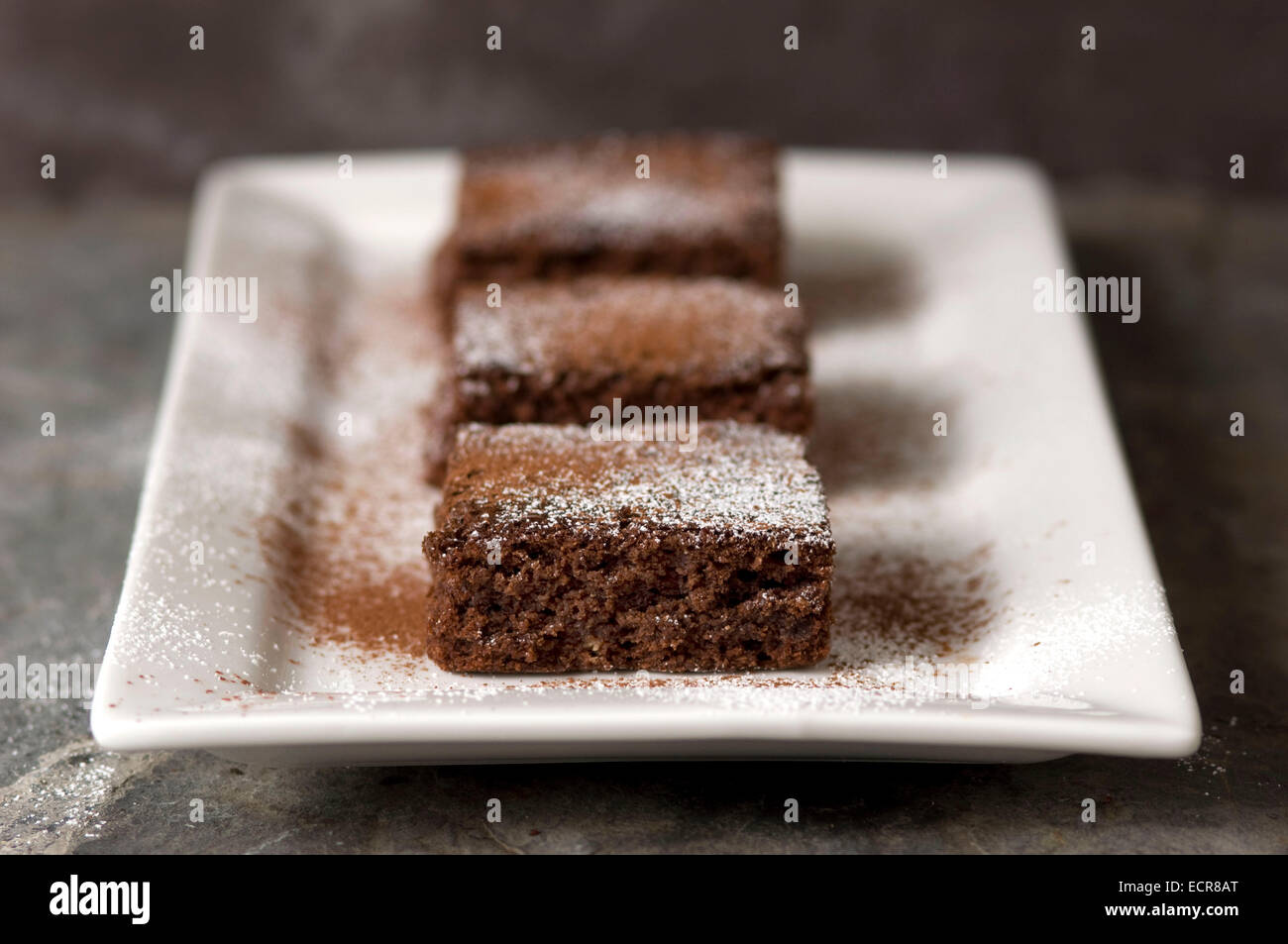 Facendo e servendo brownie al cioccolato Foto Stock