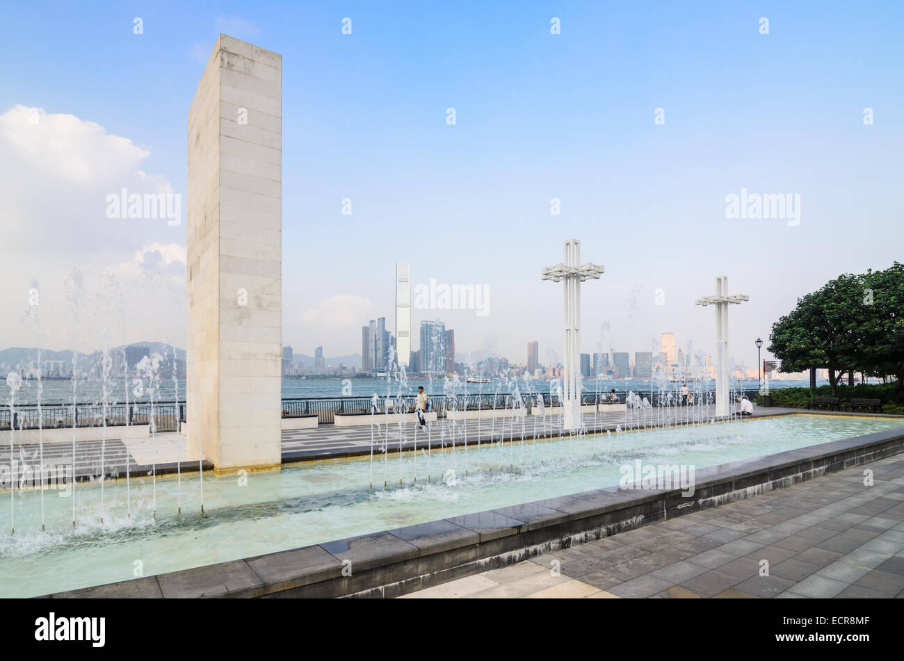 Funzione acqua presso il porto di Sun Yat Sen Memorial Park con vista su Union Square grattacieli, Sai Ying Pun, Hong Kong, Cina Foto Stock