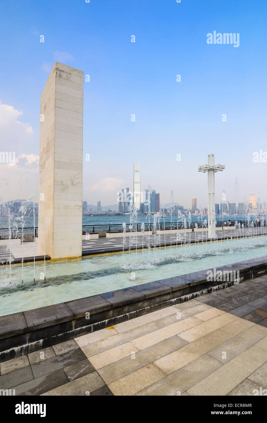 Funzione acqua presso il porto di Sun Yat Sen Memorial Park con vista su Union Square grattacieli, Sai Ying Pun, Hong Kong, Cina Foto Stock