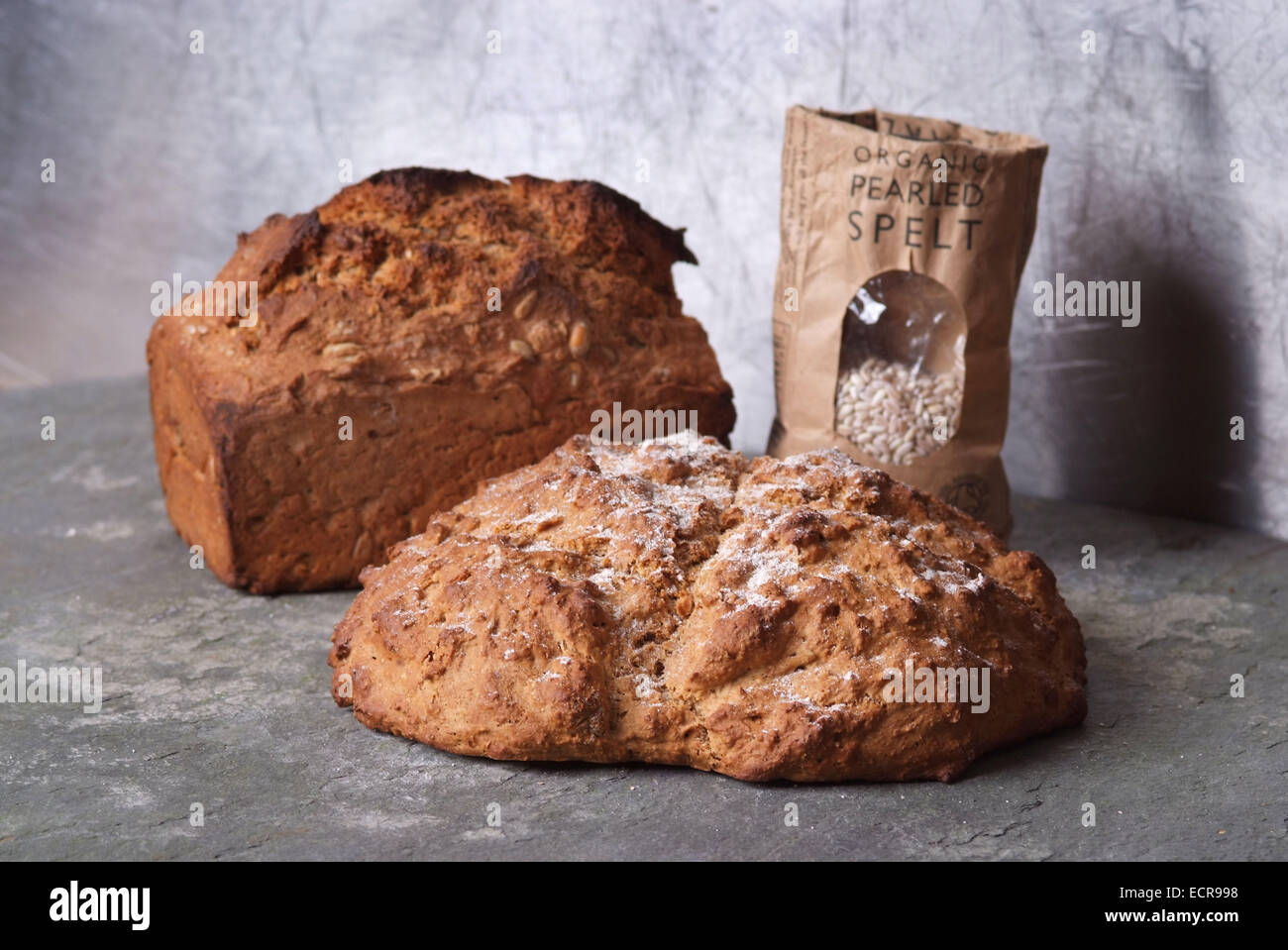 Spelta (raw) cracker di farro, vari tipi di pane e dei prodotti Foto Stock