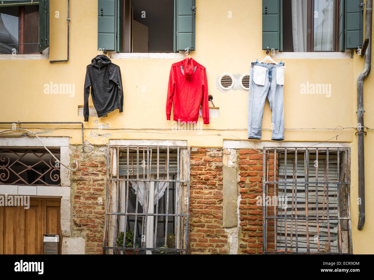Giorno di lavaggio a Venezia, Italia come i vestiti sono appesi ad asciugare sulla parete esterna di una casa. Foto Stock