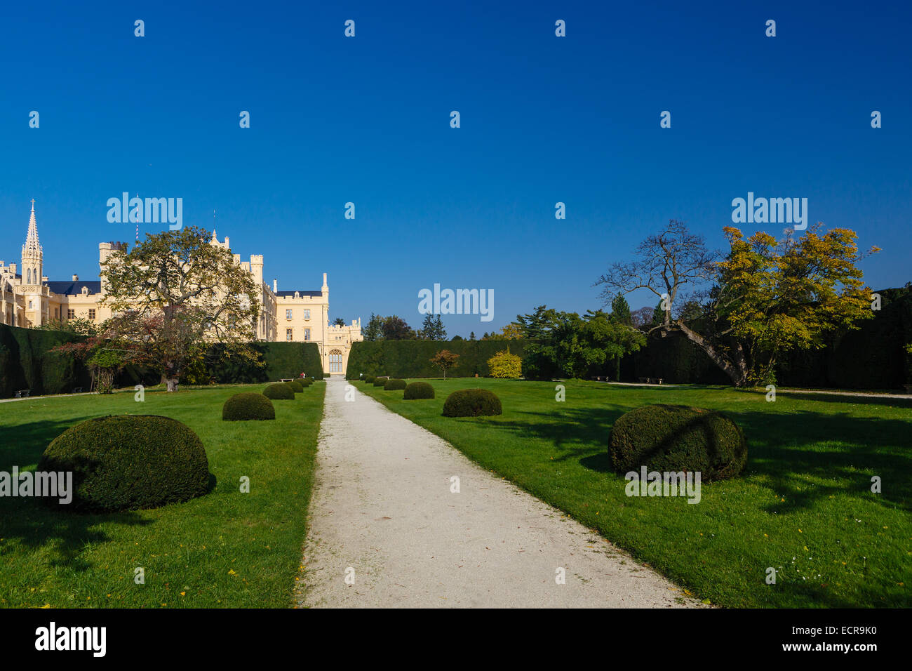Castello con un giardino all'inglese di Lednice Foto Stock