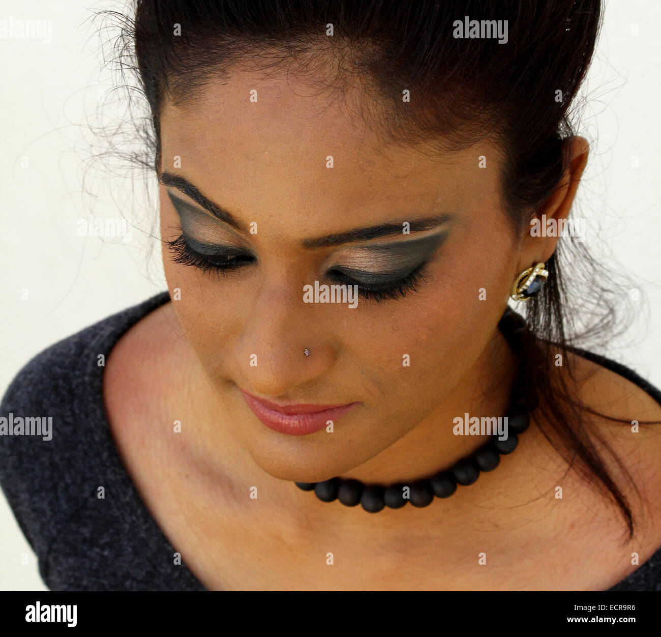 Donna indiana con smoky eye make up Foto Stock
