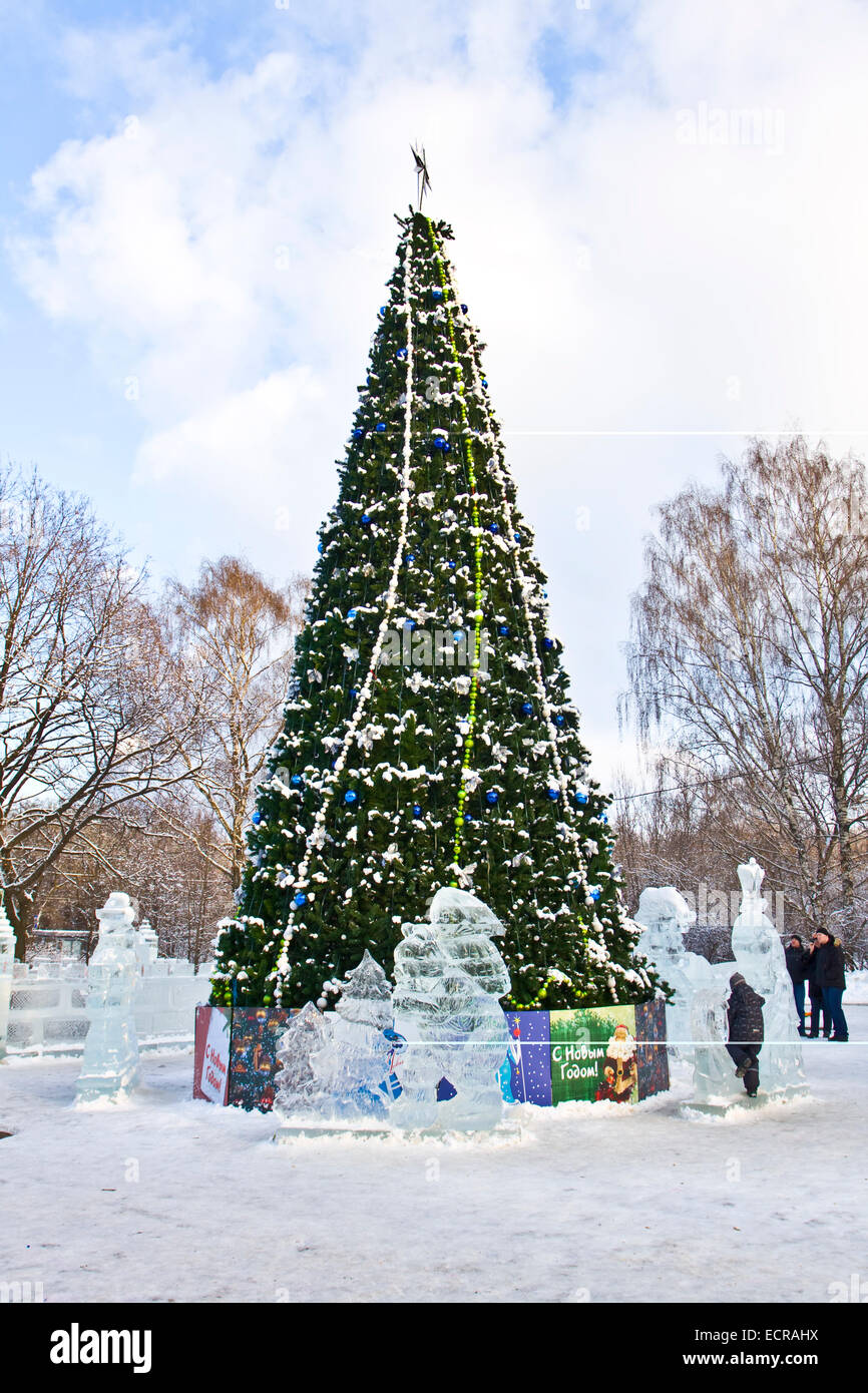 Mosca, Russia - Gennaio 2012: albero di Natale e di sculture di ghiaccio in  Izmaylovskiy park Foto stock - Alamy