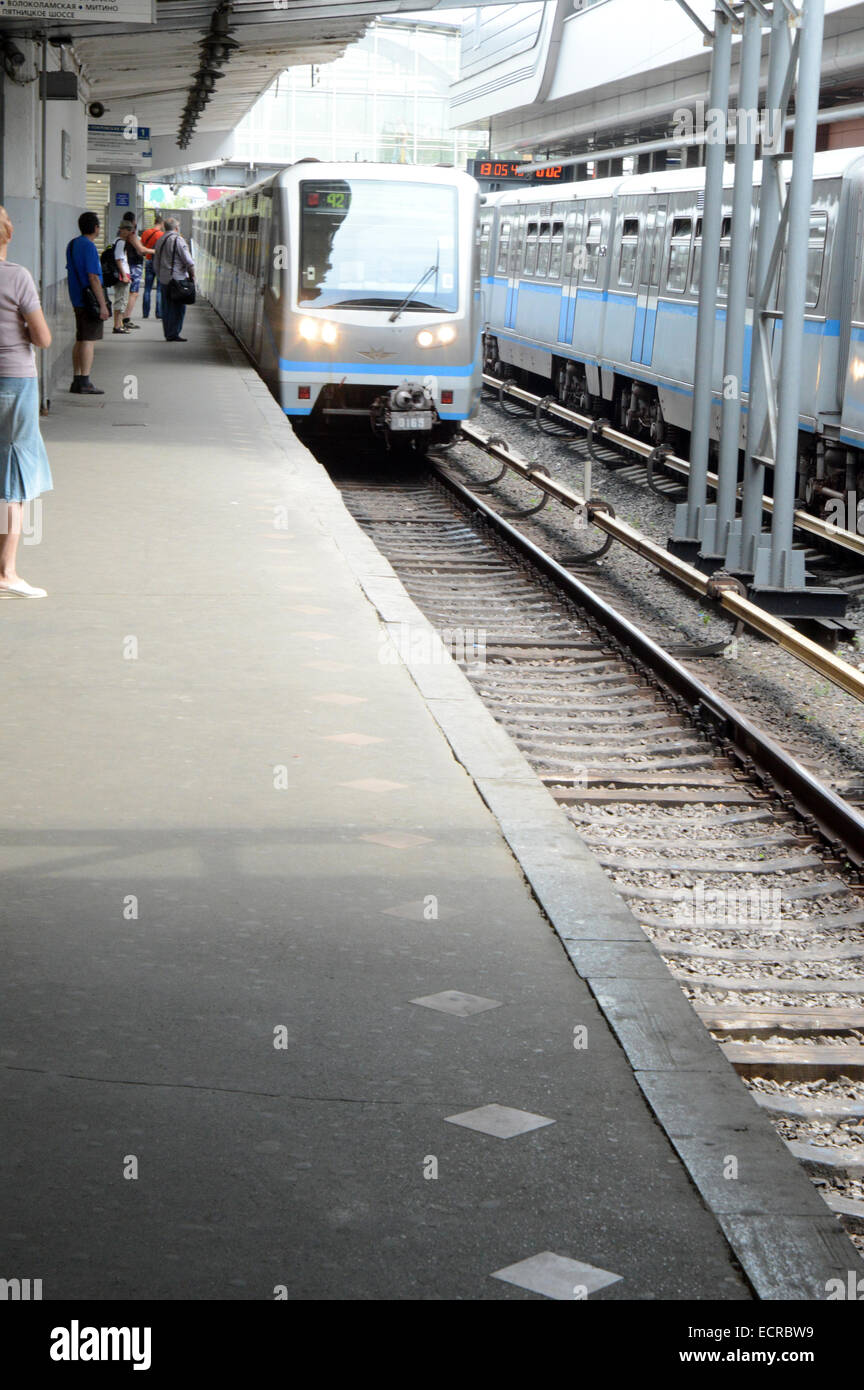 Per chi arriva in treno a Mosca. La stazione della metropolitana Kuncevo piattaforma. La metropolitana Agosto Foto Stock