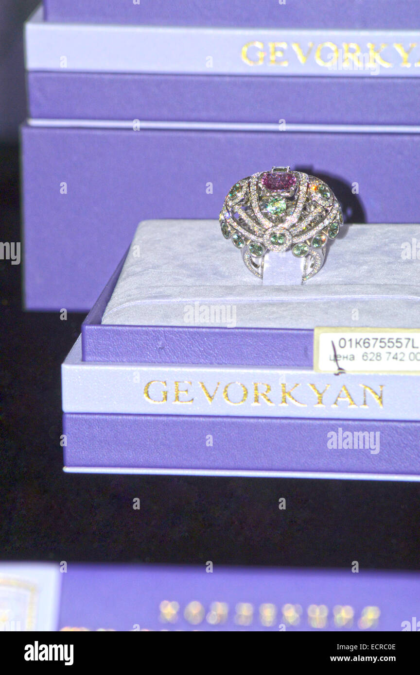Anello prezioso fatto di metalli preziosi con pietre preziose. Casa gioielli esteta. Fondatore Garik Gevorkyan Junwex Moscow autunno Foto Stock