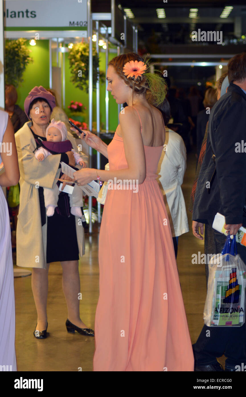 Mostra internazionale di fiori. Le donne in abito arancione il traffico Foto Stock