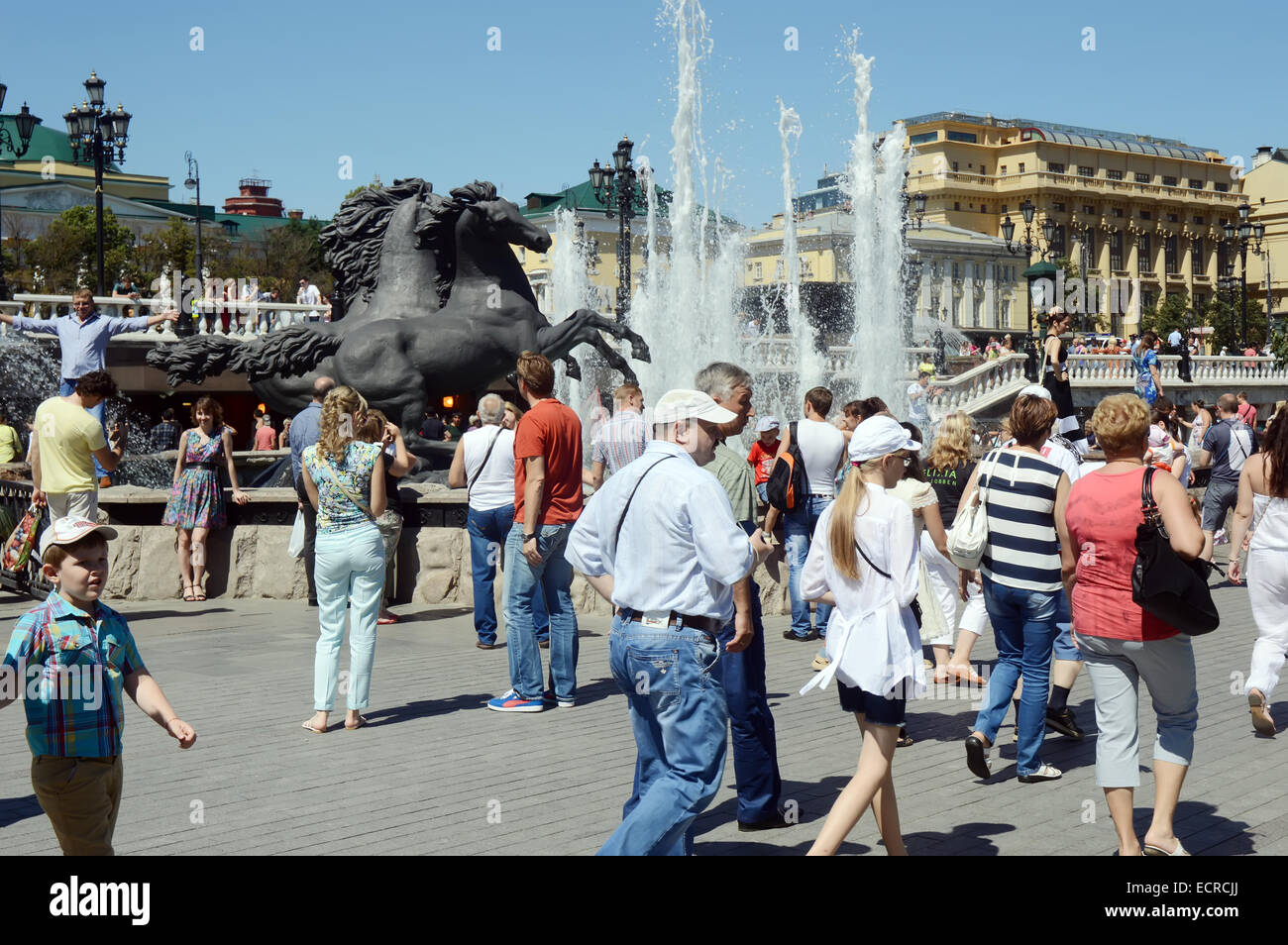 Statua equestre fontana nella piazza del teatro Foto Stock