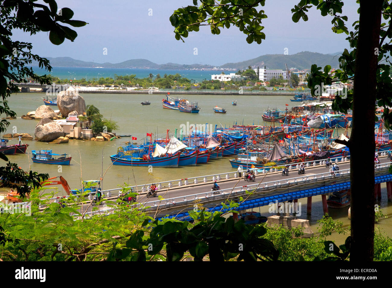 Porto con barche da pesca a Nha Trang, Vietnam. Foto Stock