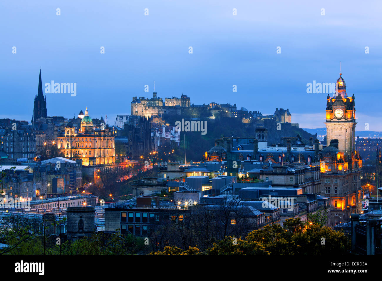 Paesaggio urbano di Edimburgo e il castello di Calton Hill al tramonto Scozia UK Foto Stock