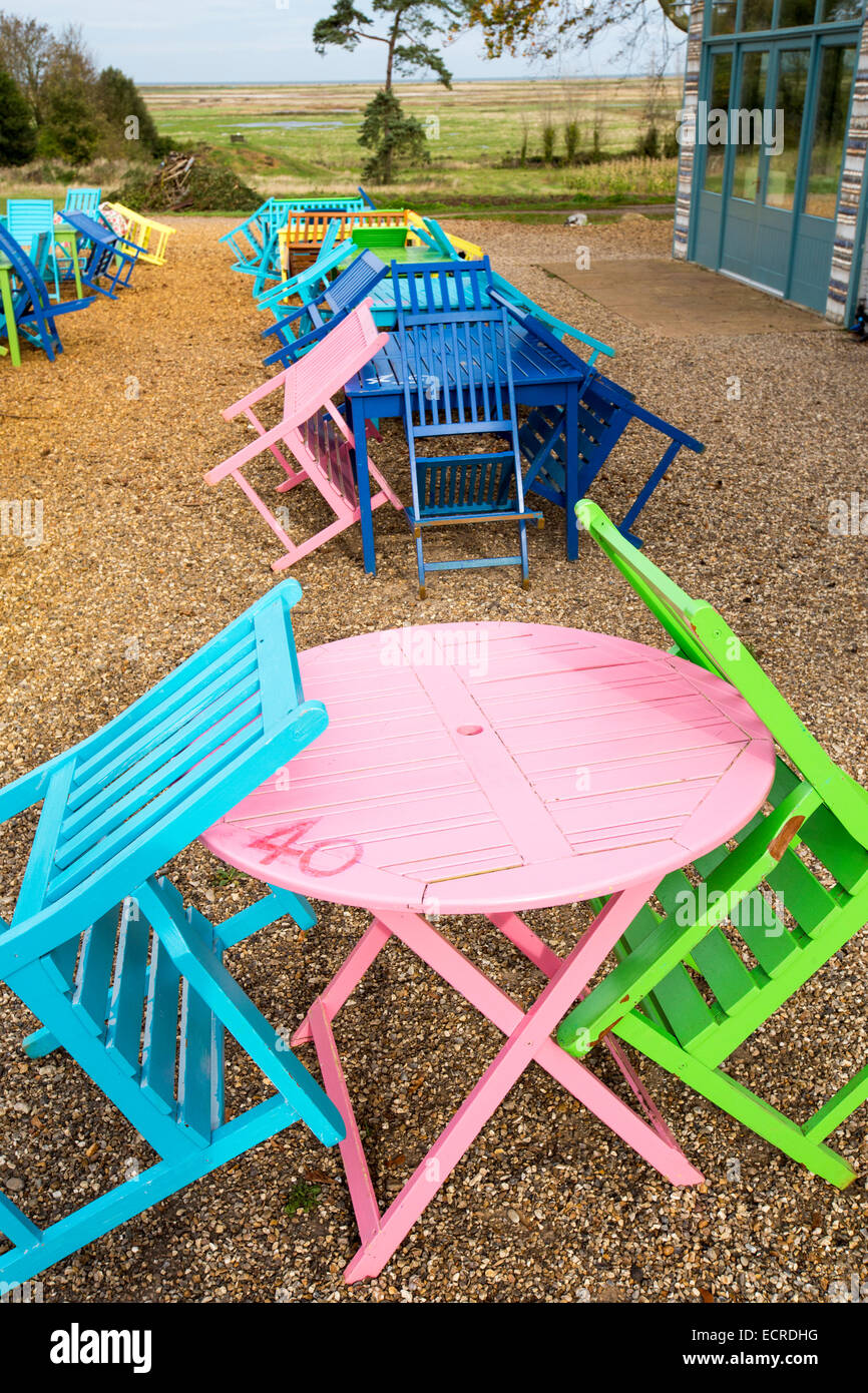 Colorati tavoli e sedie a Wiveton Hall, Blakeney, Norfolk, Regno Unito. Foto Stock