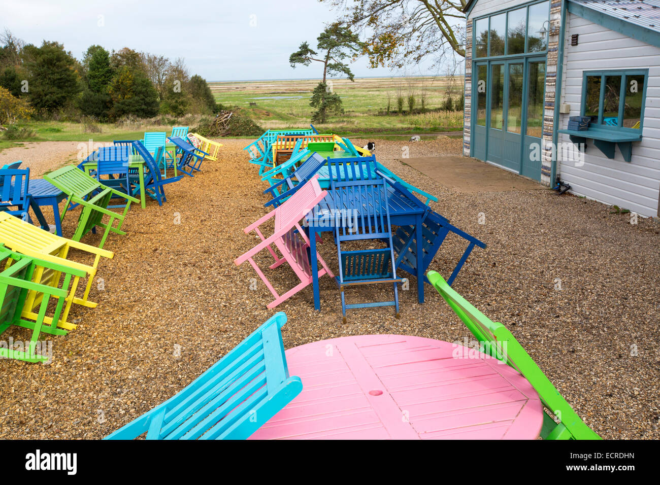 Colorati tavoli e sedie a Wiveton Hall, Blakeney, Norfolk, Regno Unito. Foto Stock